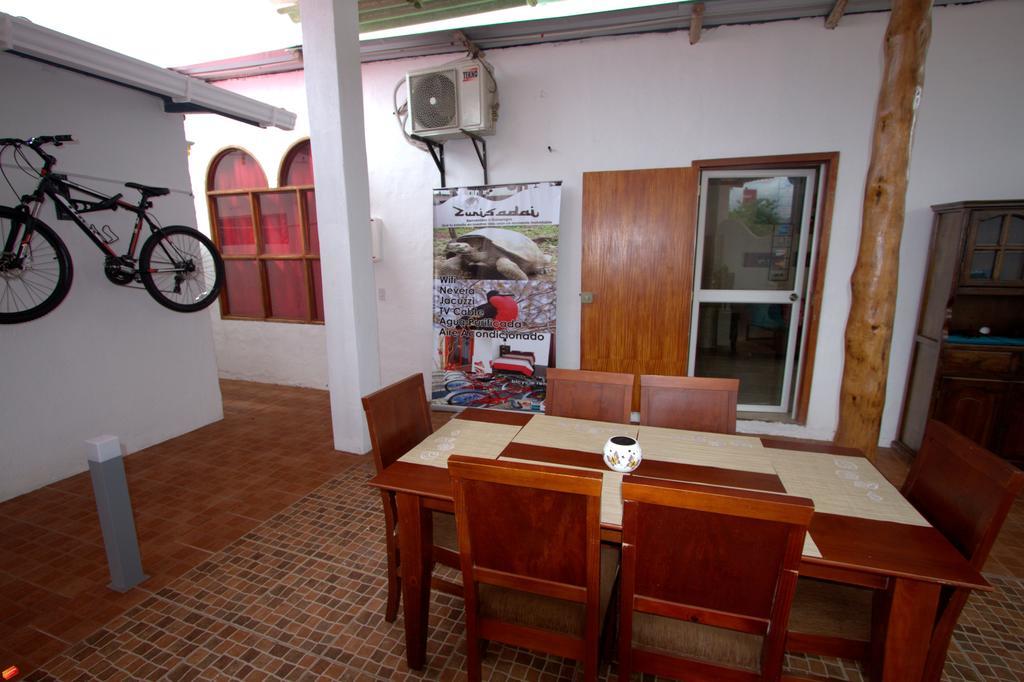 Zurisadai Hotell Puerto Ayora  Exteriör bild